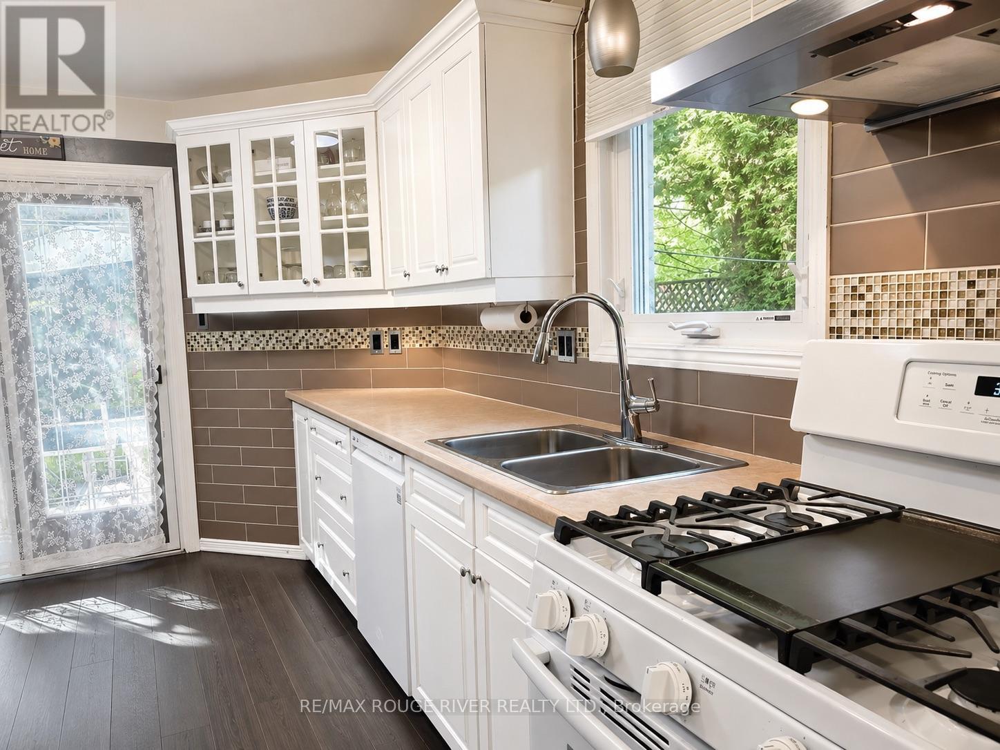 880 Castlegrove Avenue, Oshawa, Ontario  L1J 7Y4 - Photo 7 - E13633862