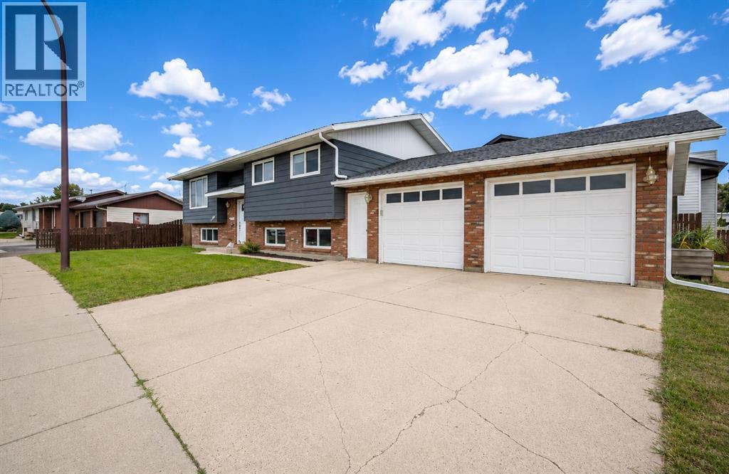 157 Calder Road SE, Medicine Hat, Alberta  T1B 3L6 - Photo 2 - A2334243