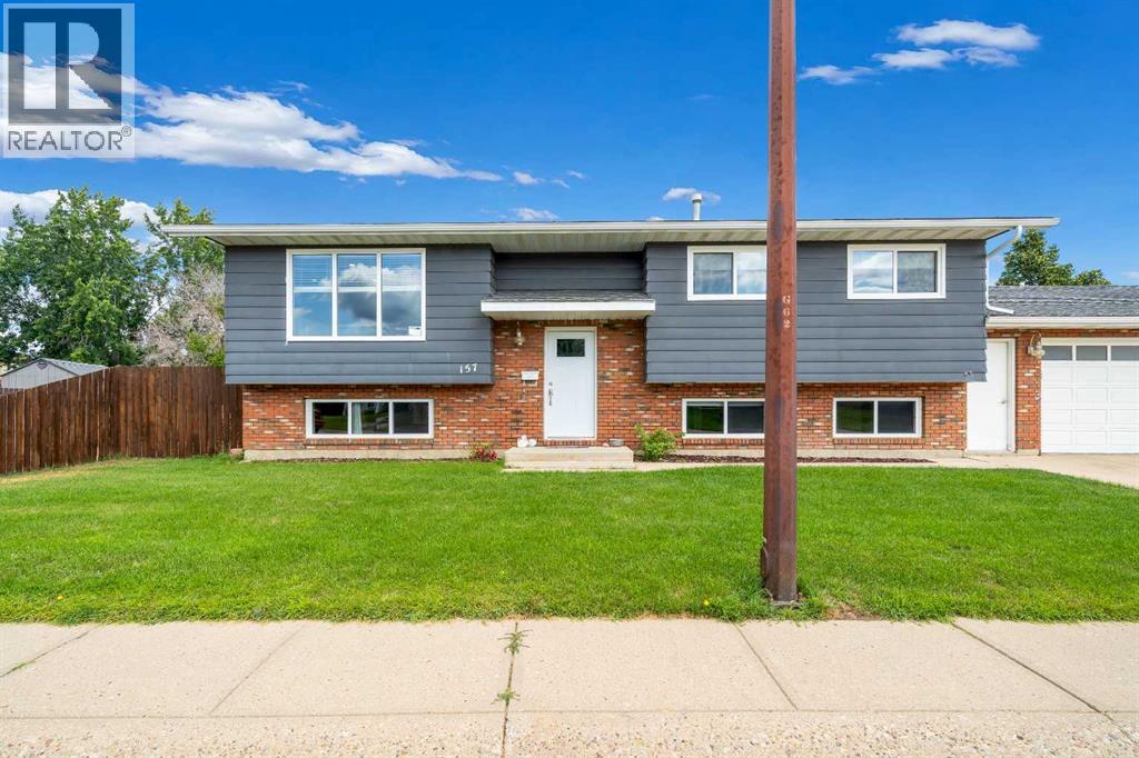 157 Calder Road SE, Medicine Hat, Alberta  T1B 3L6 - Photo 1 - A2334243