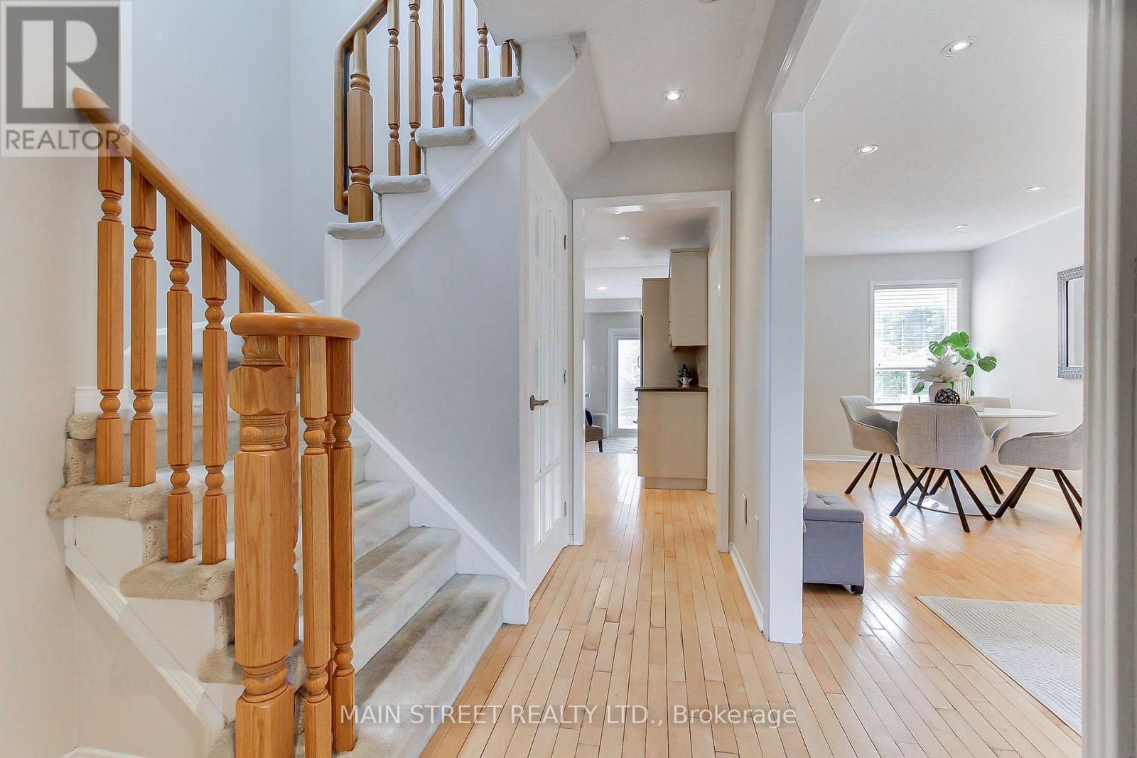 70 Dunsmore Crescent, Richmond Hill, Ontario L4C 0C5 - Photo 3 - N13633560