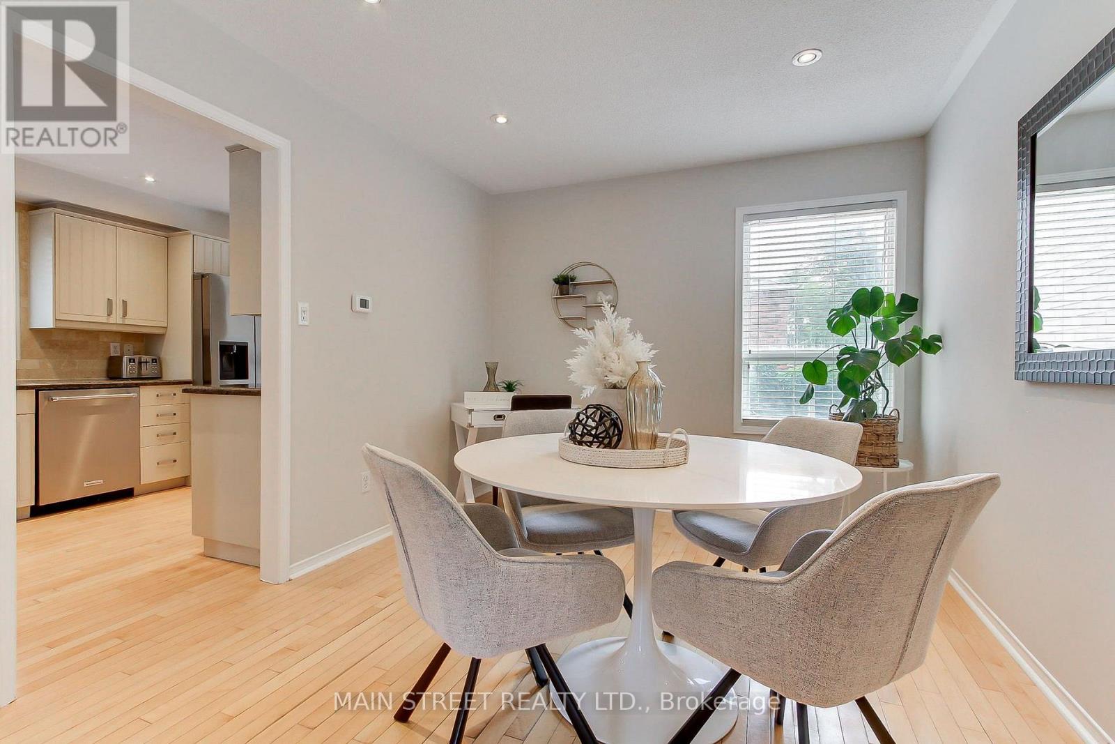 70 Dunsmore Crescent, Richmond Hill, Ontario L4C 0C5 - Photo 7 - N13633560