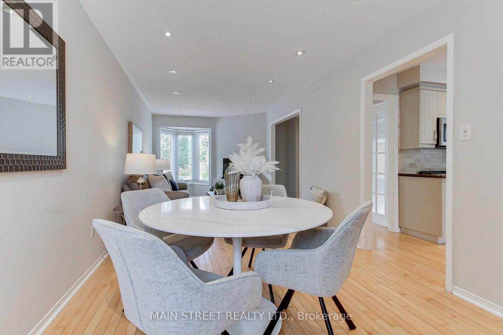 70 Dunsmore Crescent, Richmond Hill, Ontario L4C 0C5 - Photo 8 - N13633560