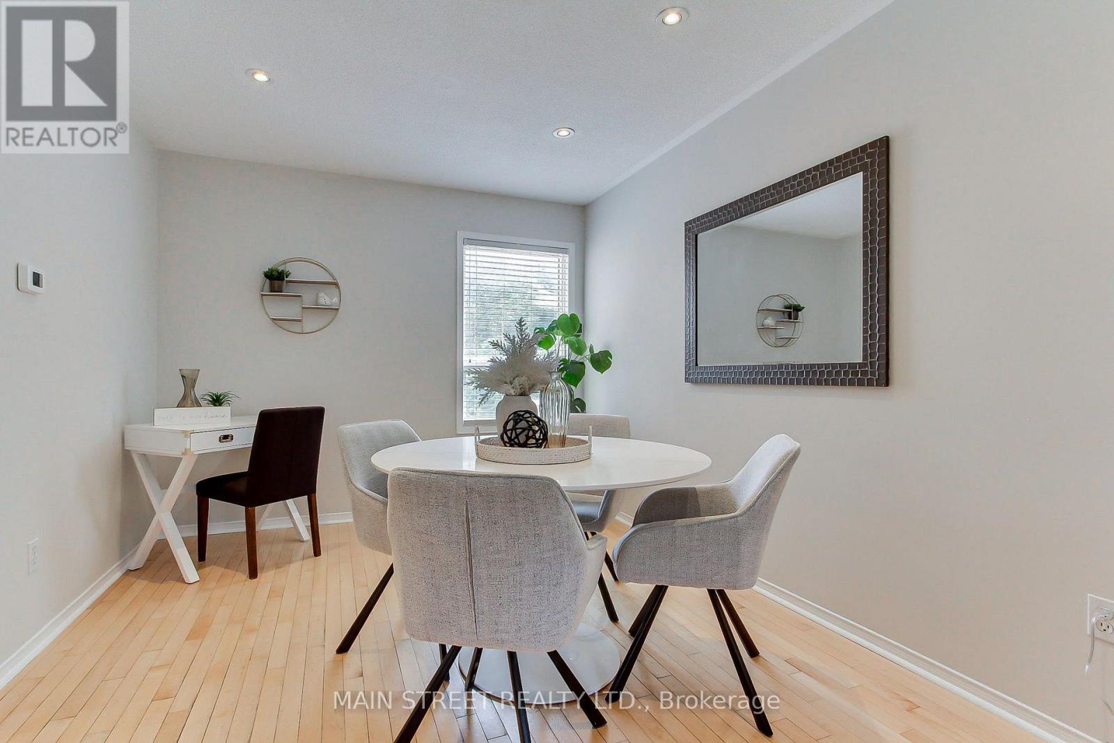 70 Dunsmore Crescent, Richmond Hill, Ontario L4C 0C5 - Photo 9 - N13633560