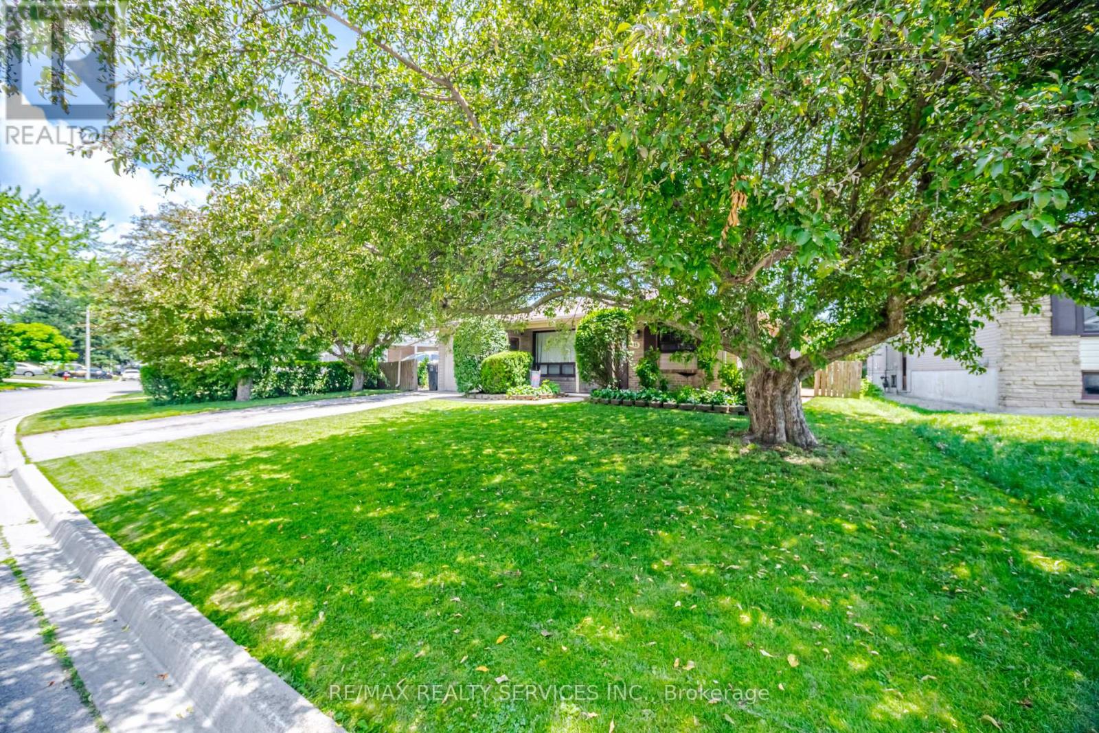 15 Ferndale Crescent, Brampton, Ontario  L6Y 3V3 - Photo 4 - W13633644