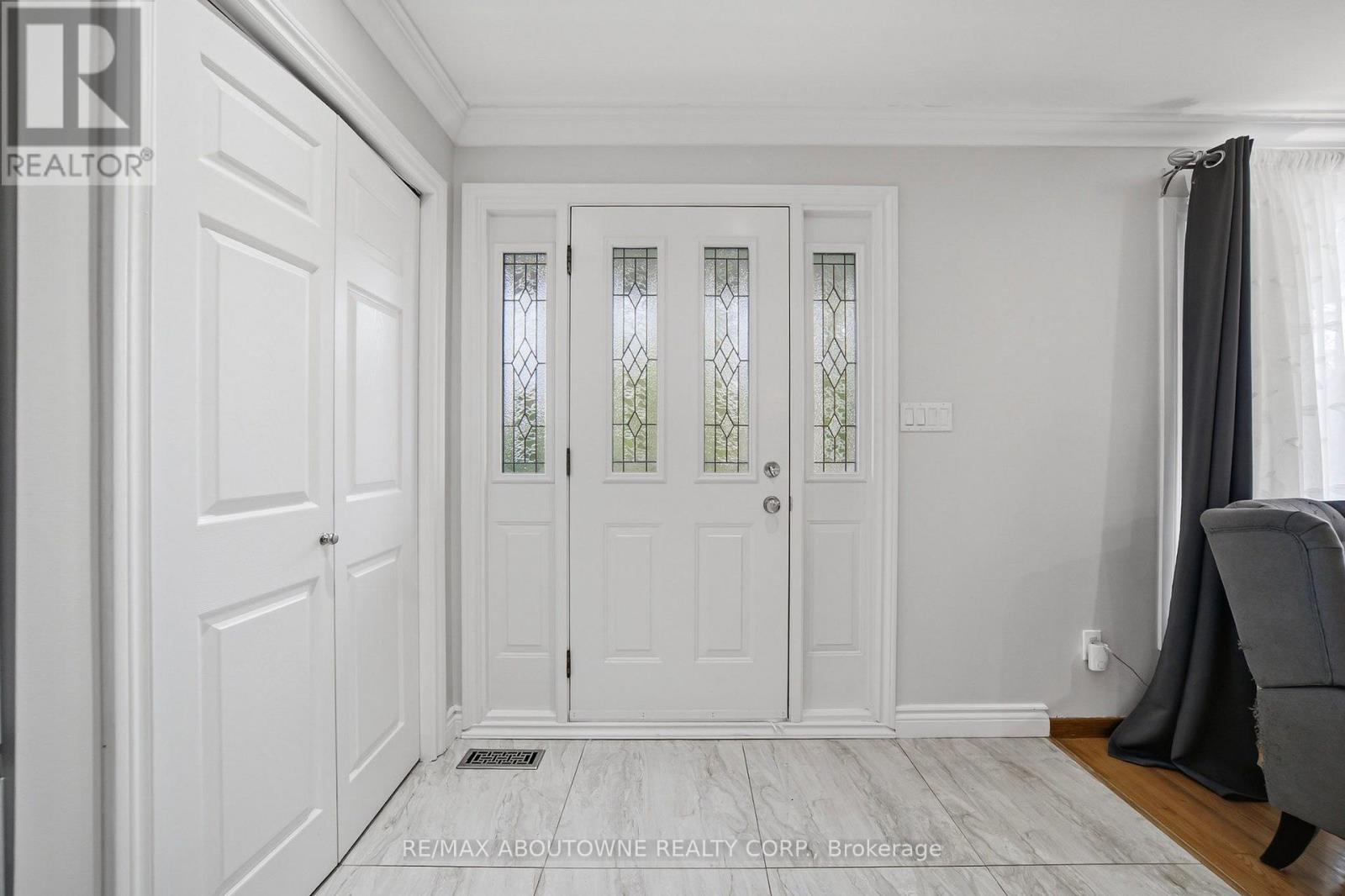6346 Neuchatel Road, Mississauga, Ontario  L5N 2J8 - Photo 2 - W13633646