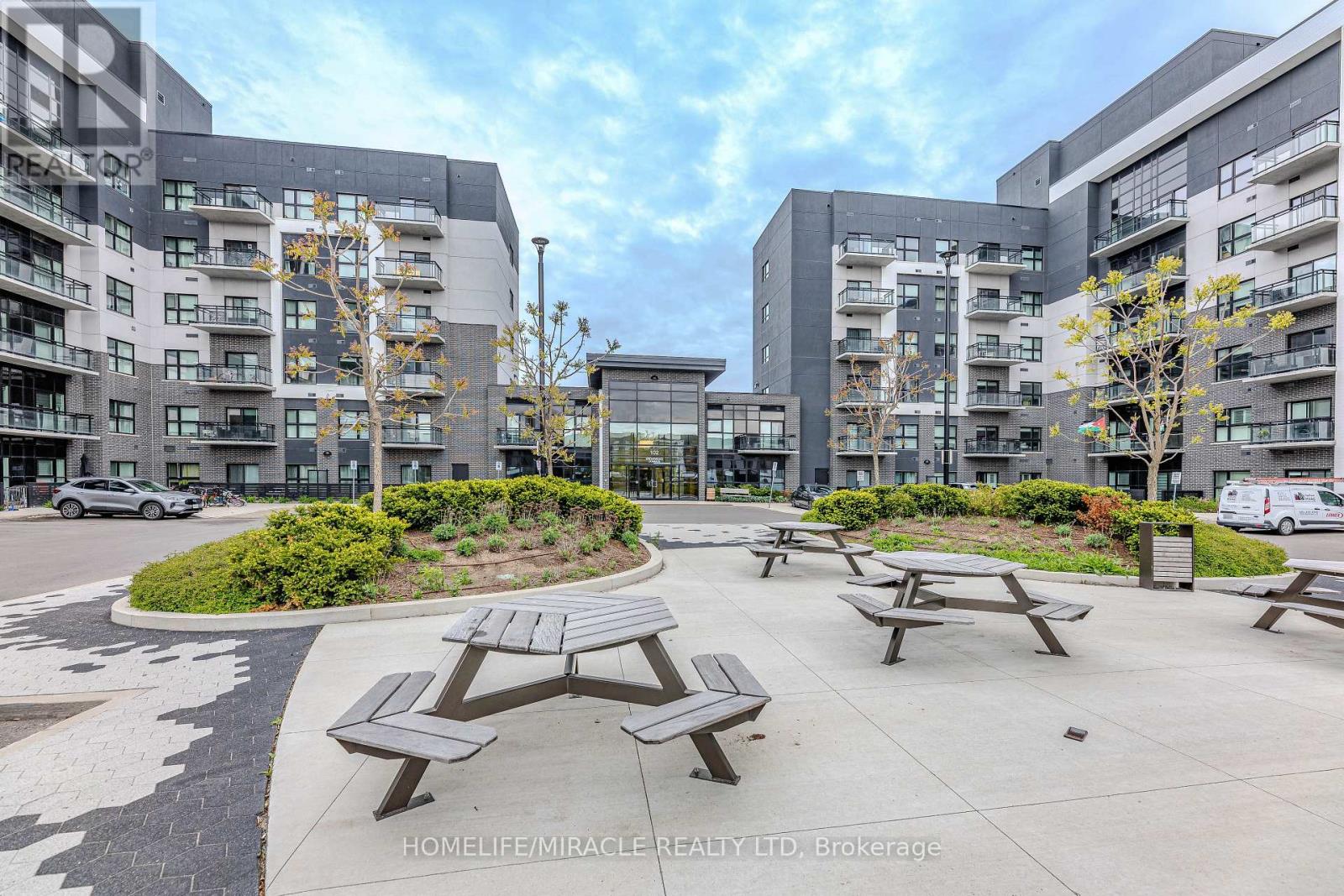 215 - 102 Grovewood Common, Oakville, Ontario  L6H 0X2 - Photo 4 - W13633684