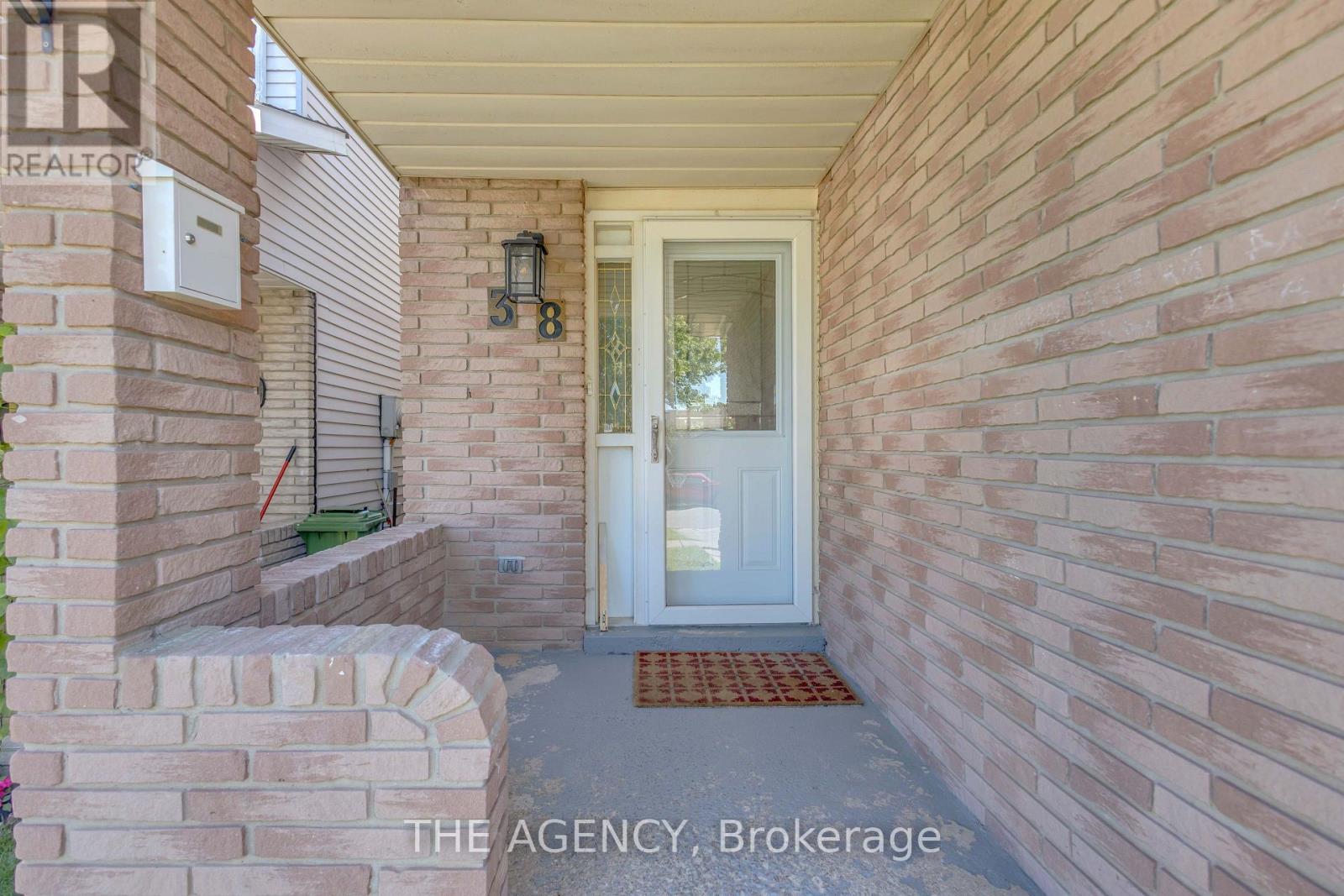 38 Athenia Drive, Hamilton, Ontario  L8J 1S6 - Photo 2 - X13633658