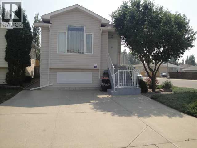 <div class="slider-price">$483,000.00</div><p>94 Heritage Lane W, Lethbridge, Alberta</p>