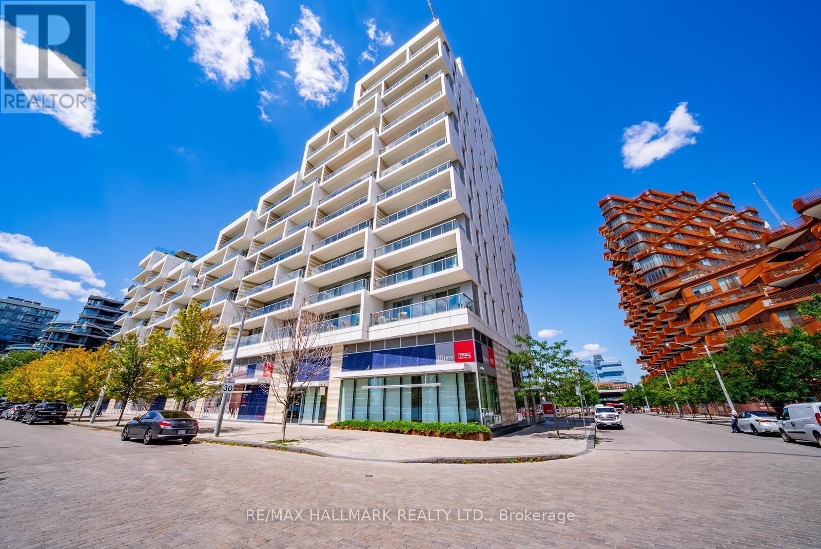 <div class="slider-price">$1,498,000</div><p>301 - 118 Merchants' Wharf, Toronto, Ontario</p>