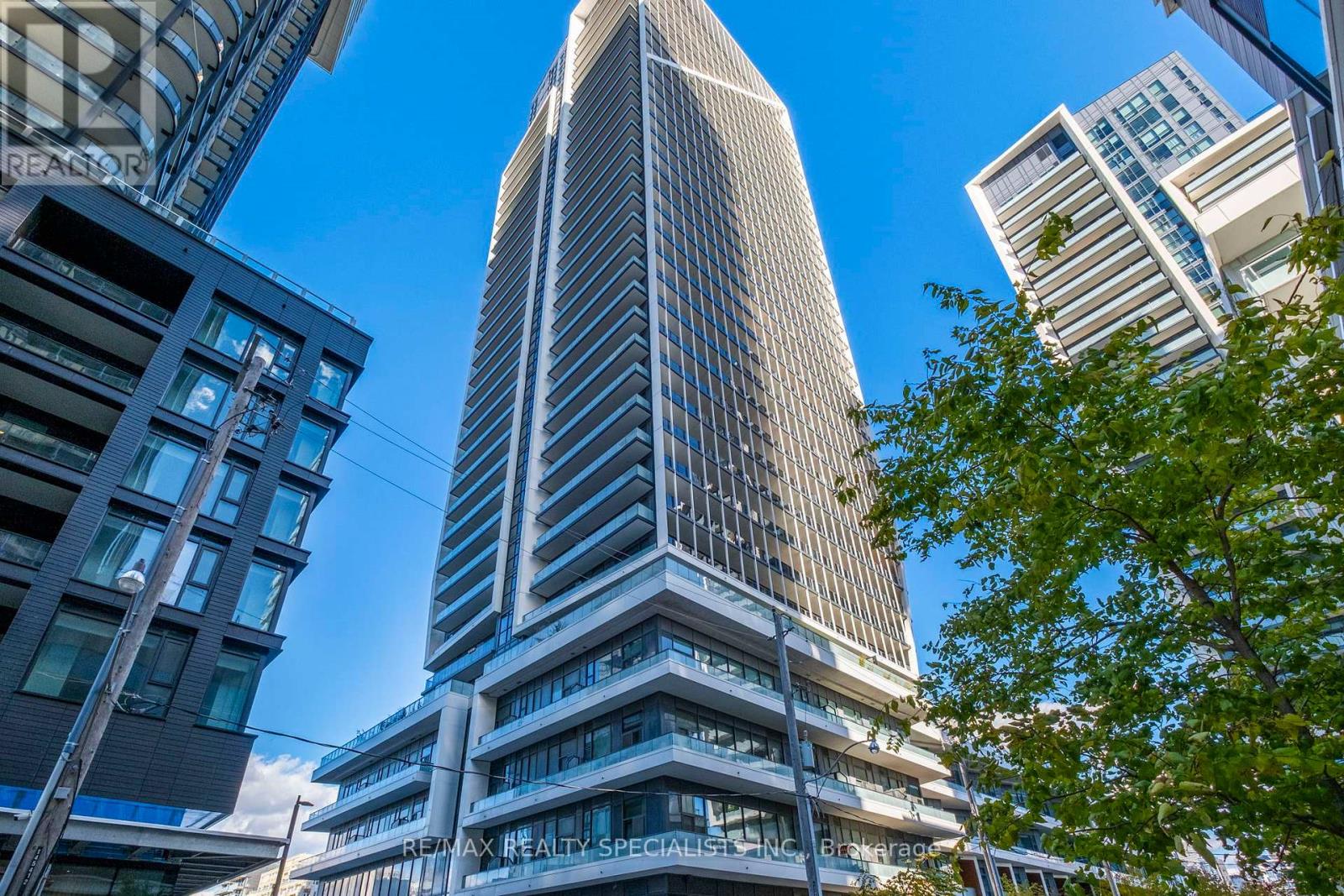 <div class="slider-price">$799,999</div><p>3505 - 50 Ordnance Street, Toronto, Ontario</p>