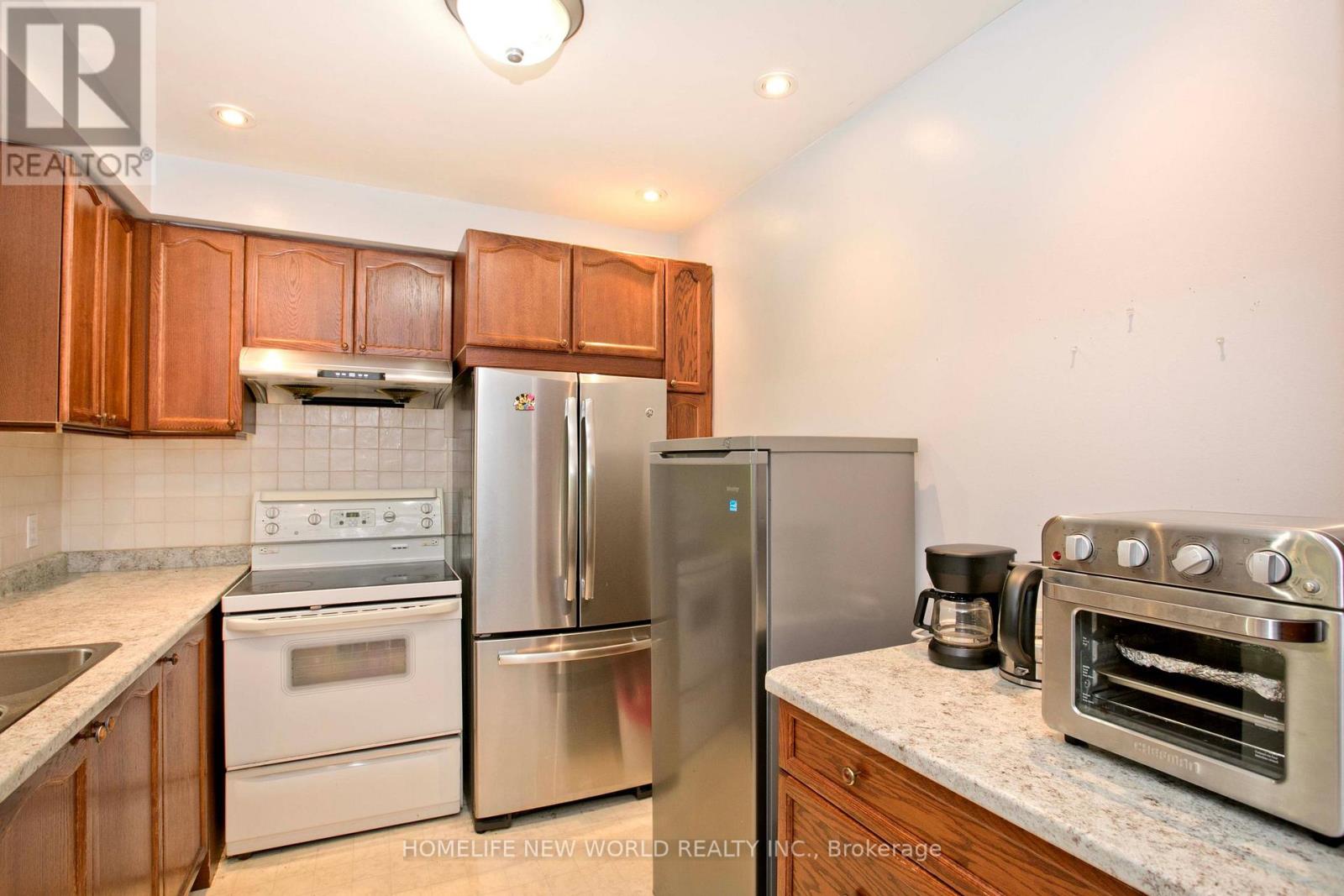 1814 Woodgate Court, Oshawa, Ontario  L1G 7Z1 - Photo 7 - E13634160
