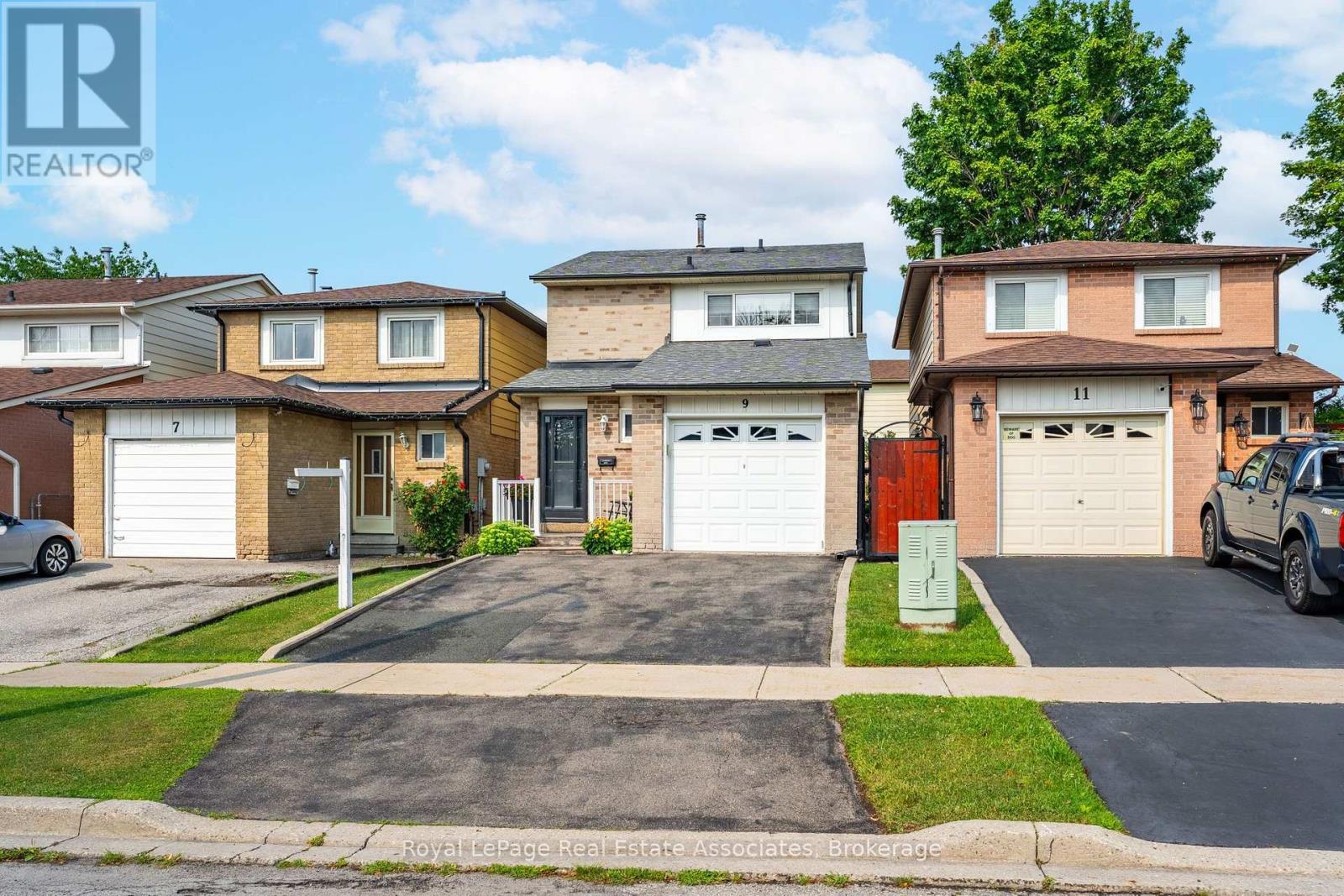 <div class="slider-price">$849,900</div><p>9 Woodwind Drive, Toronto, Ontario</p>