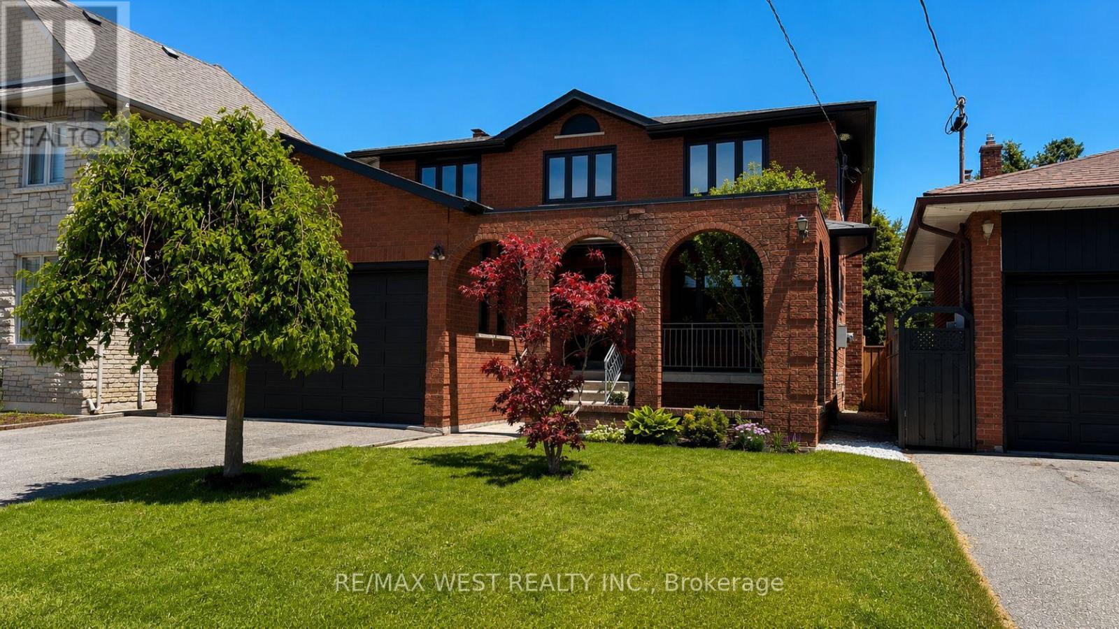 <div class="slider-price">$1,899,000</div><p>65 Foch Avenue, Toronto, Ontario</p>