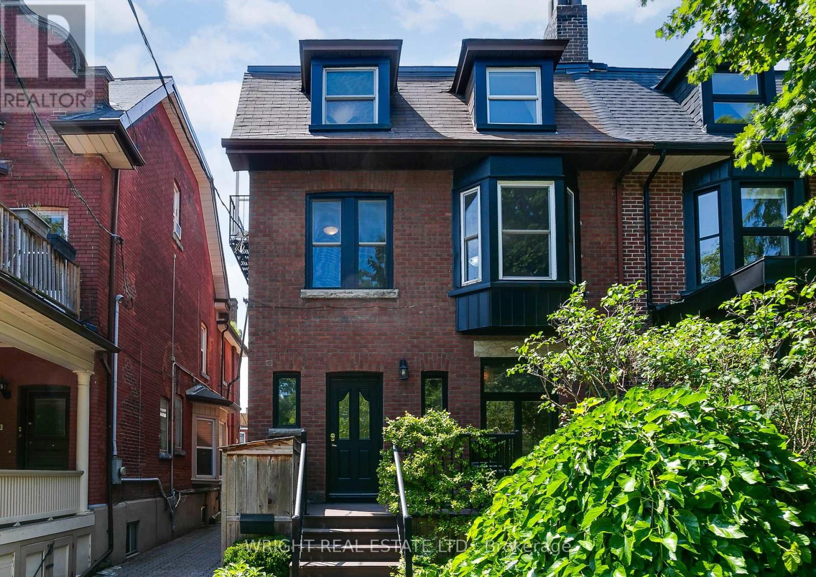 <div class="slider-price">$2,299,000</div><p>112 Albany Avenue, Toronto, Ontario</p>