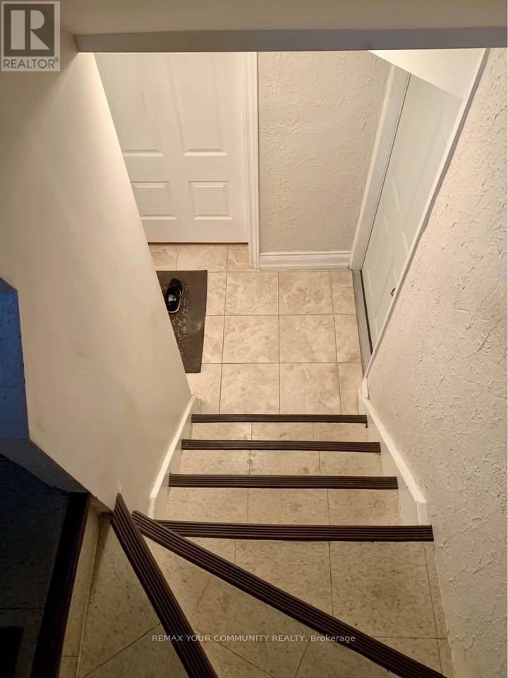Lower - 16 Coxwell Boulevard, Toronto, Ontario  M4C 3G7 - Photo 2 - E13634170