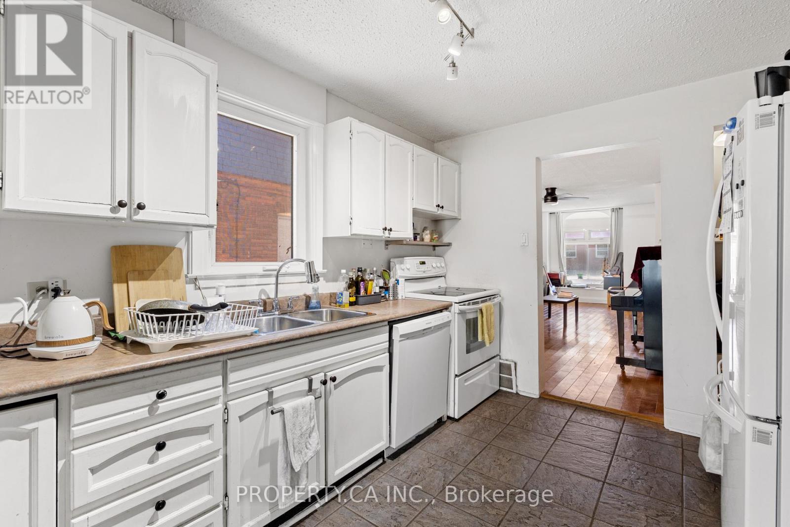 126 Stephenson Avenue, Toronto, Ontario  M4C 1G4 - Photo 11 - E13634196