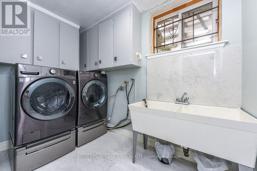 31 Queensborough Crescent, Toronto, Ontario  M9R 1A1 - Photo 19 - W13633582