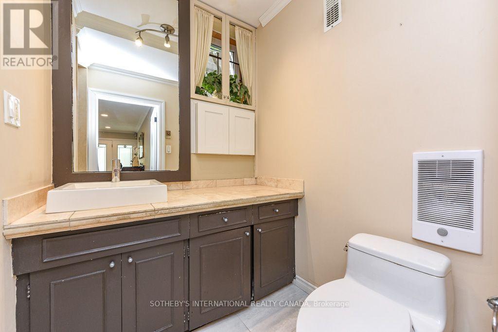 31 Queensborough Crescent, Toronto, Ontario  M9R 1A1 - Photo 11 - W13633582