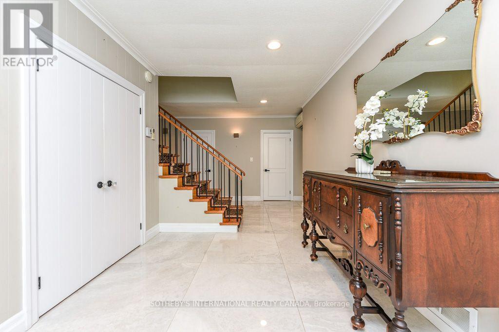 31 Queensborough Crescent, Toronto, Ontario  M9R 1A1 - Photo 6 - W13633582