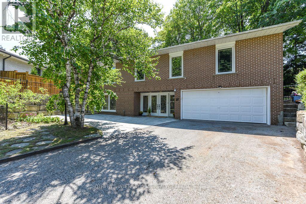 31 Queensborough Crescent, Toronto, Ontario  M9R 1A1 - Photo 2 - W13633582
