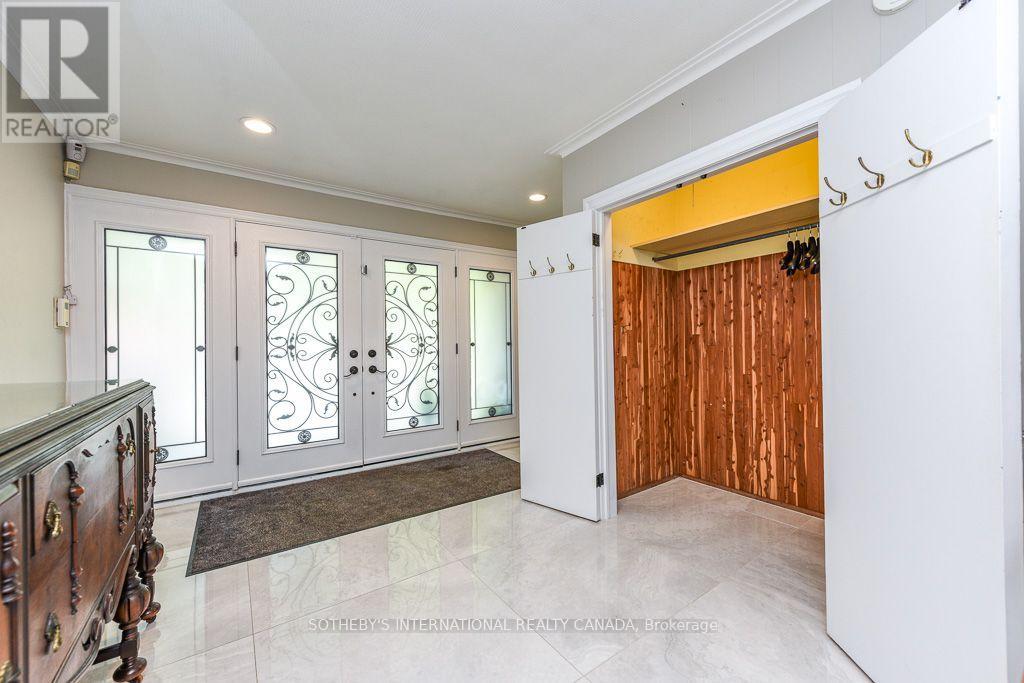 31 Queensborough Crescent, Toronto, Ontario  M9R 1A1 - Photo 5 - W13633582