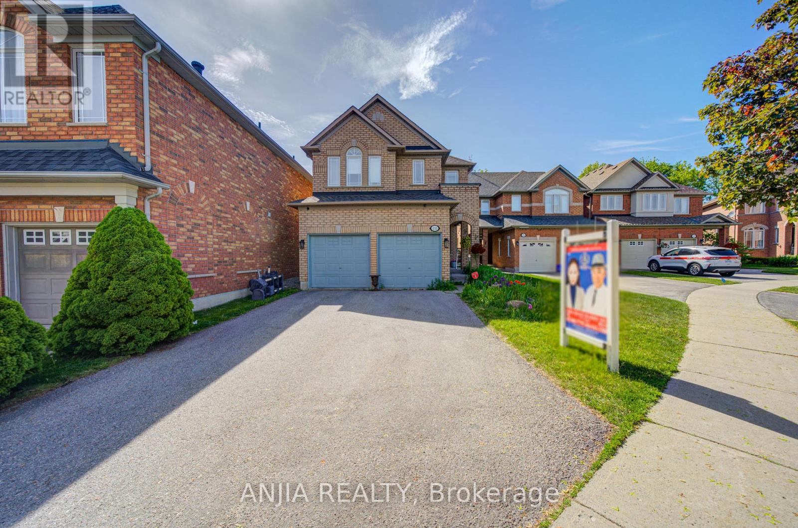 132 Estate Garden Drive, Richmond Hill, Ontario L4E 3X8 - Photo 2 - N13634324