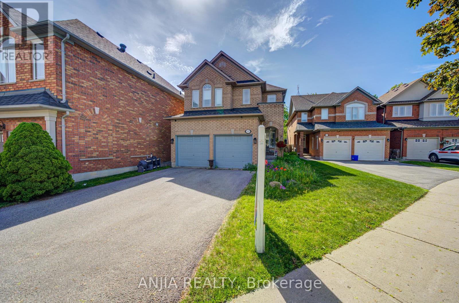 132 Estate Garden Drive, Richmond Hill, Ontario L4E 3X8 - Photo 3 - N13634324