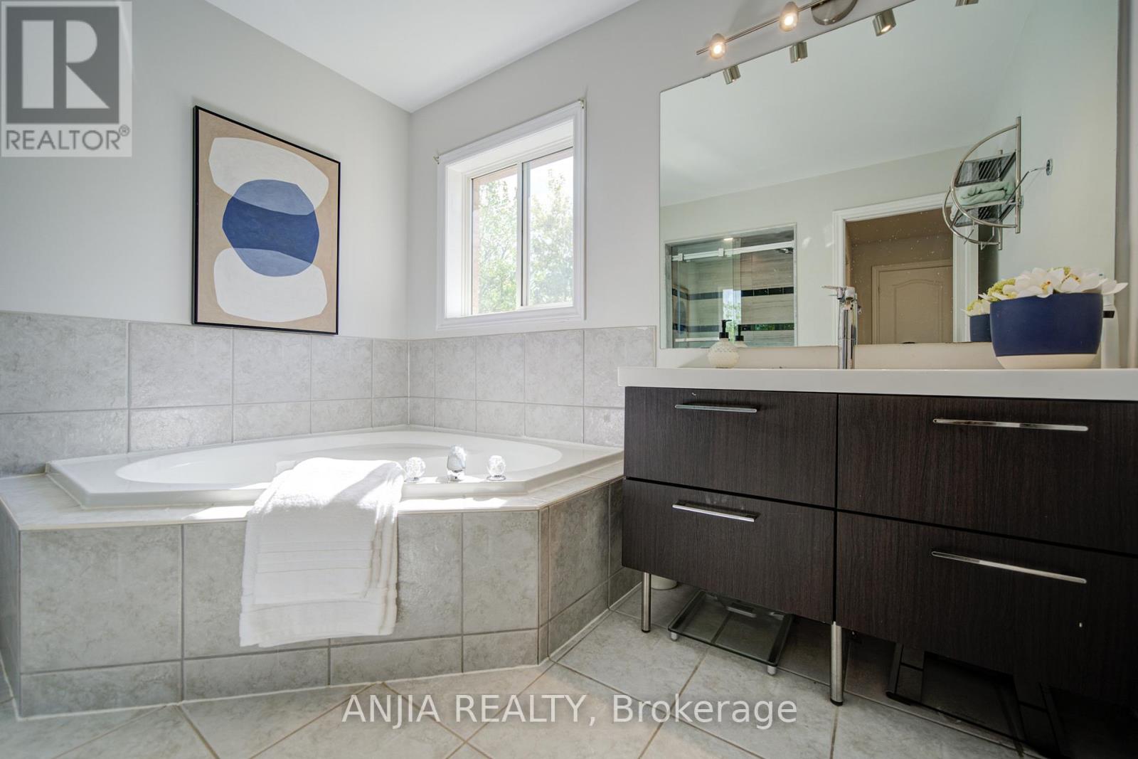 132 Estate Garden Drive, Richmond Hill, Ontario L4E 3X8 - Photo 32 - N13634324