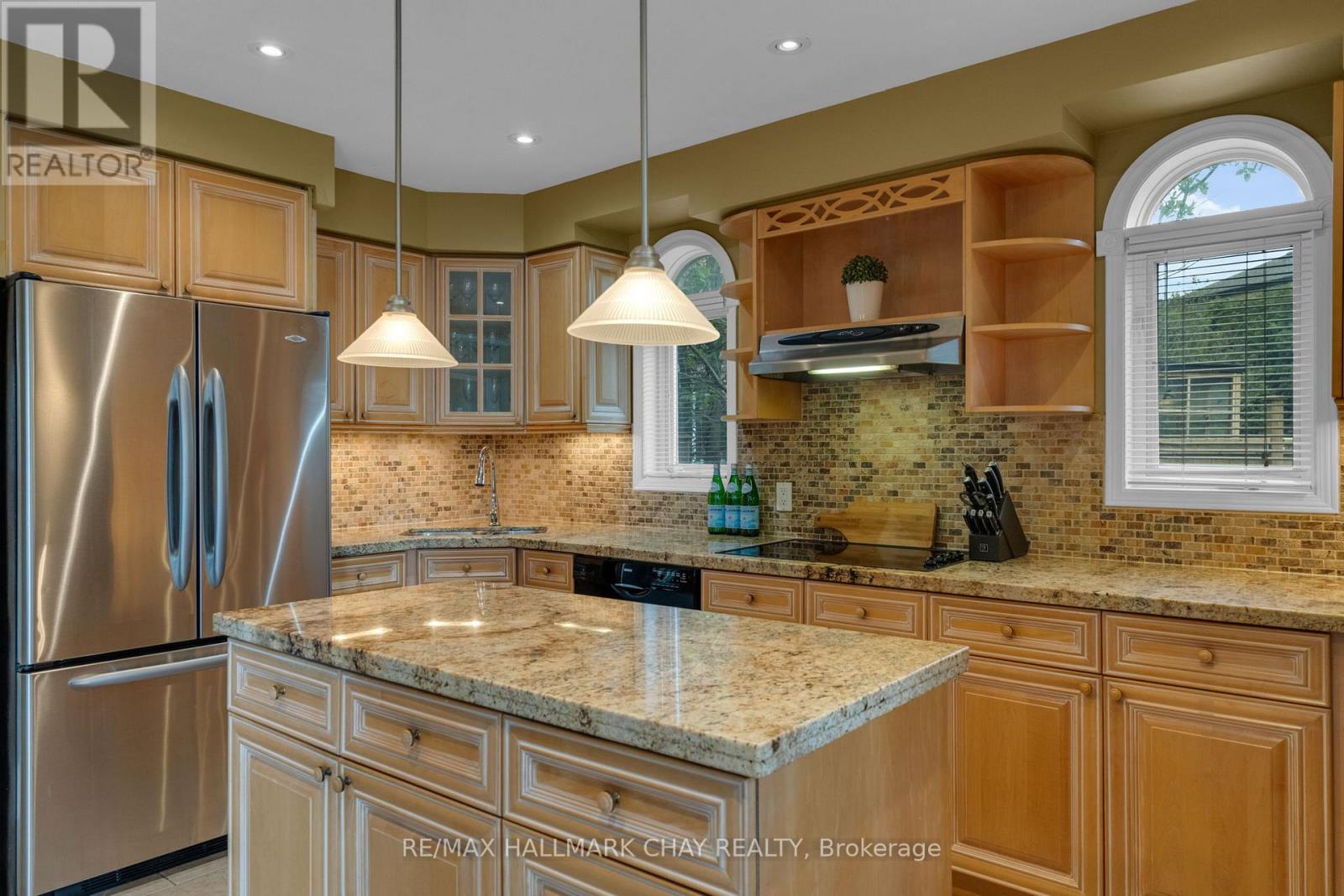 34 Crompton Drive, Barrie (Little Lake), Ontario  L4M 6N1 - Photo 9 - S13634488