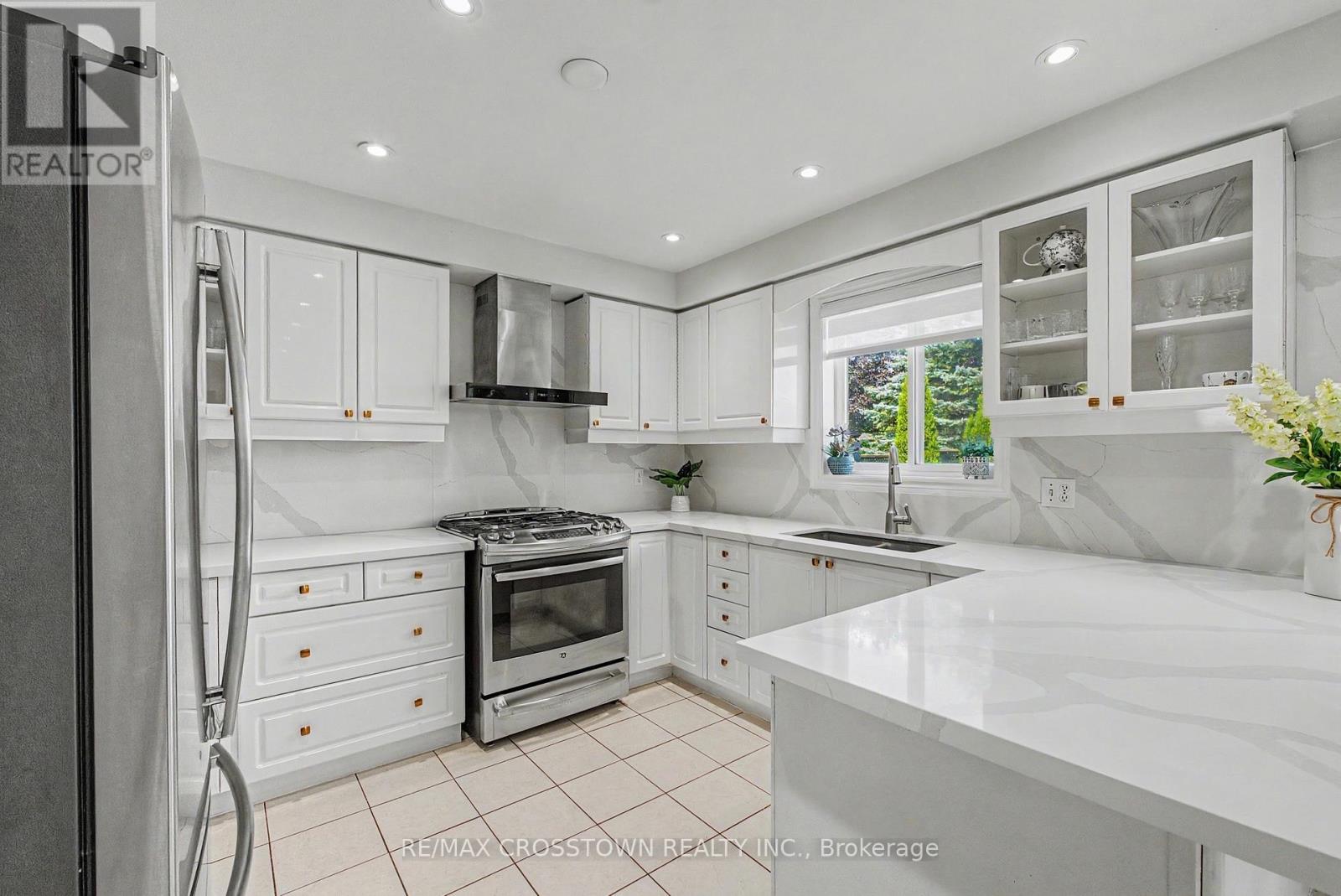31 Logan Court, Barrie, Ontario  L4N 8G9 - Photo 11 - S13634496