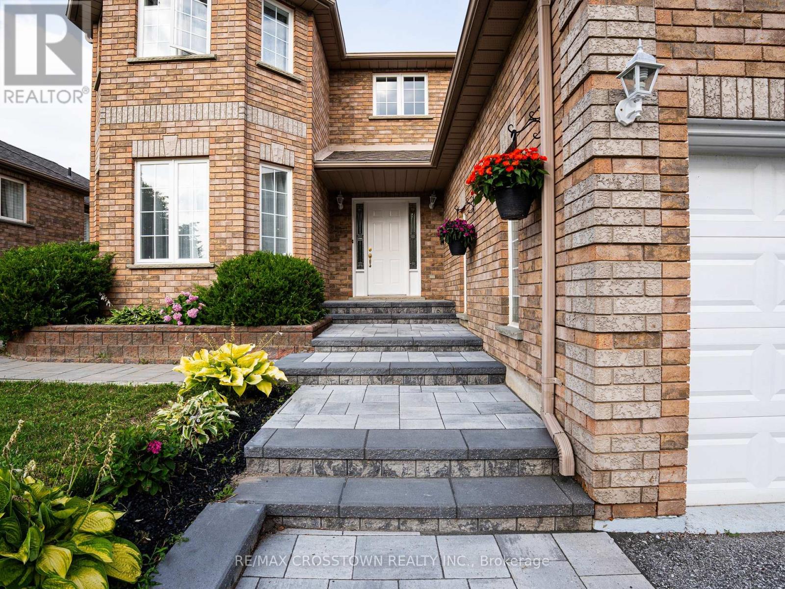 31 Logan Court, Barrie, Ontario  L4N 8G9 - Photo 3 - S13634496