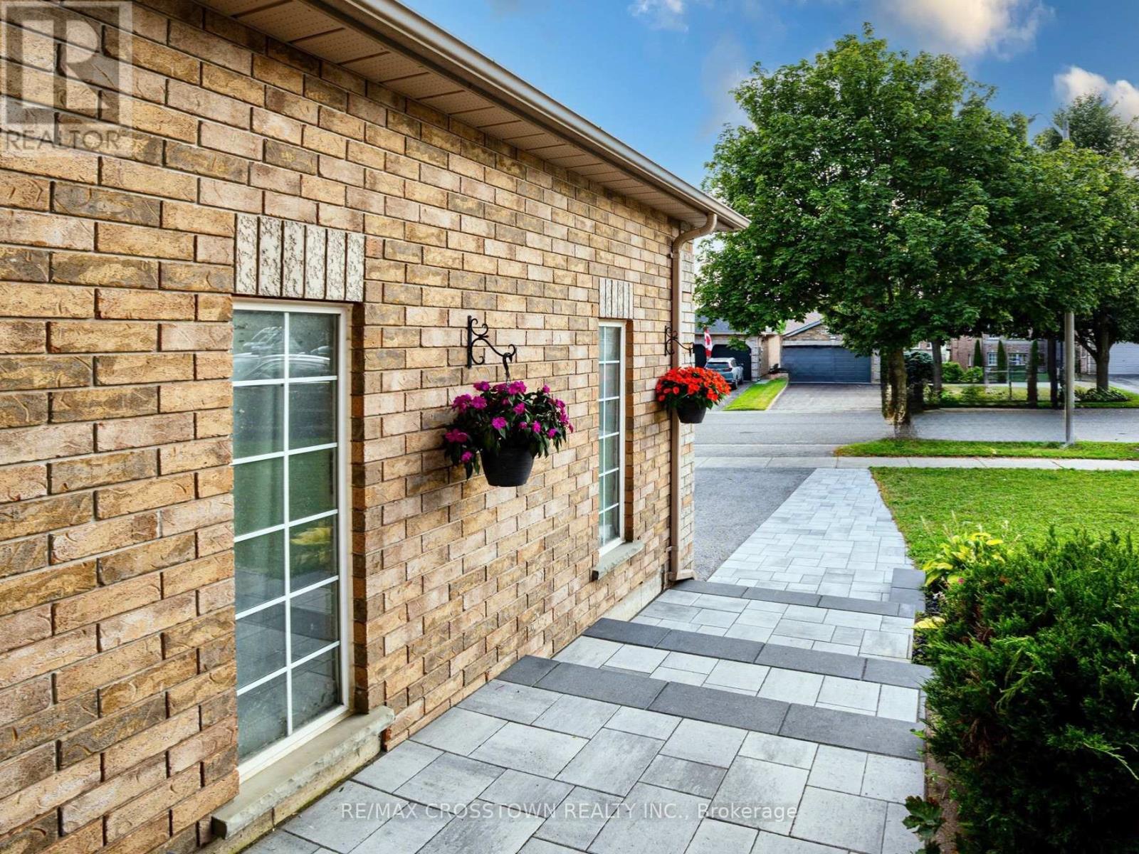 31 Logan Court, Barrie, Ontario  L4N 8G9 - Photo 4 - S13634496