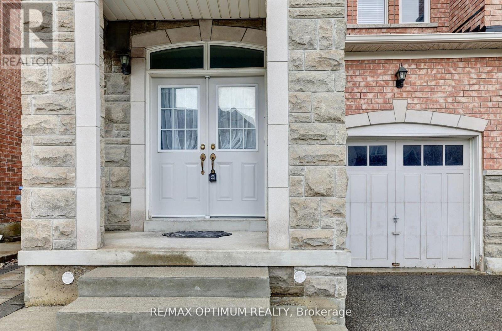 21 Saint Eugene Street, Brampton, Ontario  L6Y 0N5 - Photo 2 - W13634216