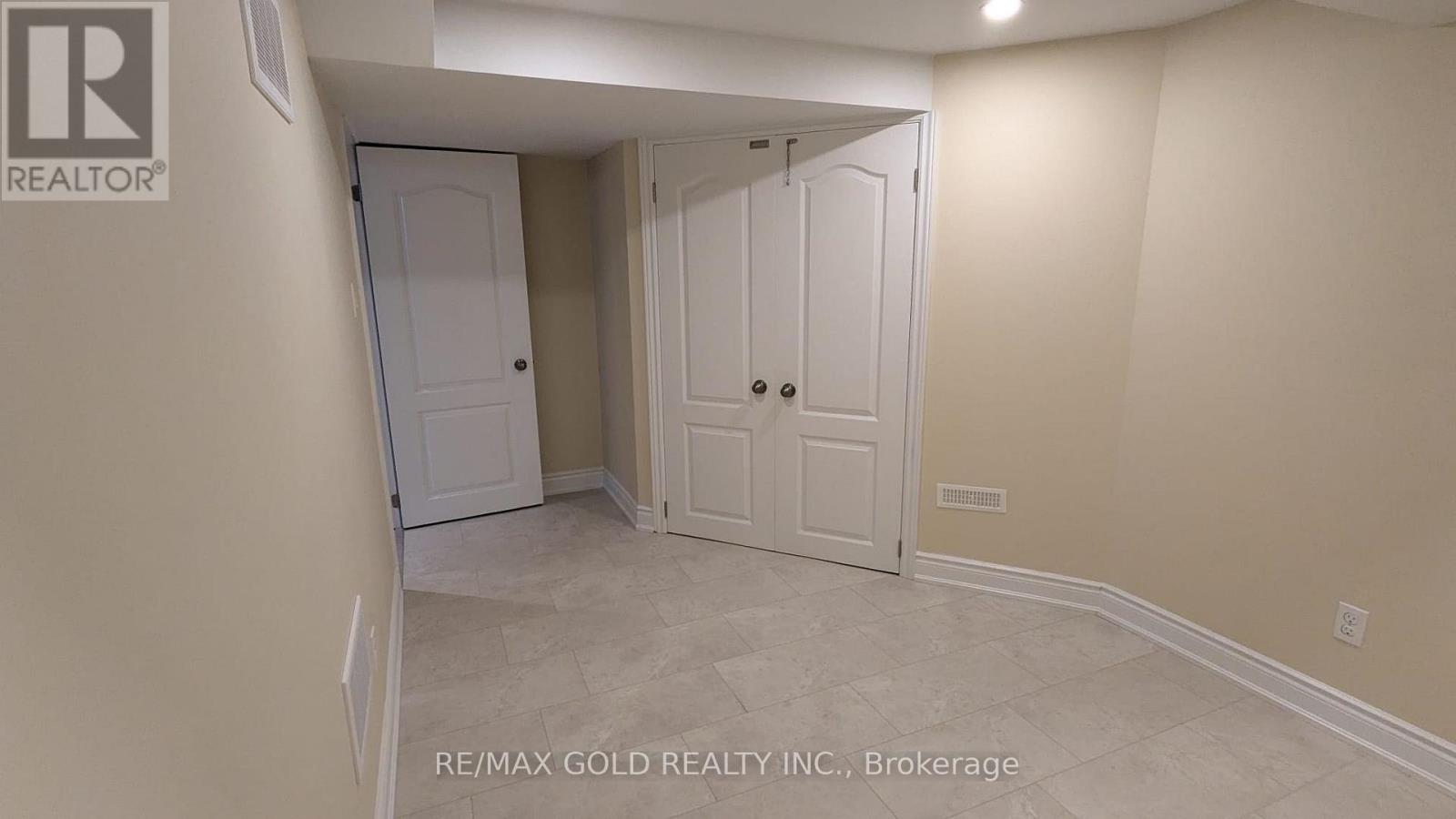 Bsmt - 20 Hiking Court, Brampton, Ontario L6T 0M6 - Photo 14 - W13634328