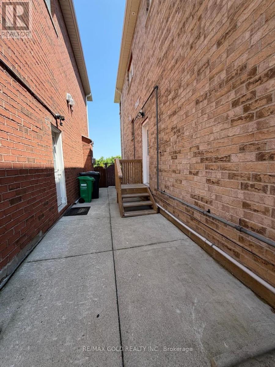 Bsmt - 20 Hiking Court, Brampton, Ontario L6T 0M6 - Photo 3 - W13634328