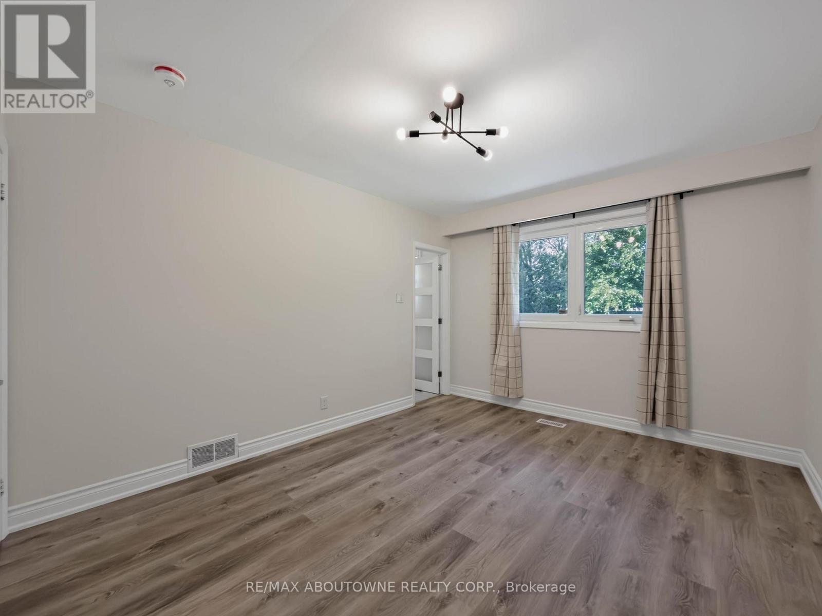 Upper - 2130 Greenhurst Avenue, Mississauga, Ontario  L4X 1J6 - Photo 13 - W13634406