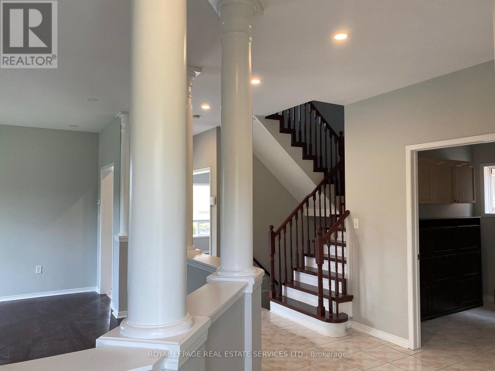 2362 Woodridge Way, Oakville, Ontario  L6H 6S3 - Photo 3 - W13634554