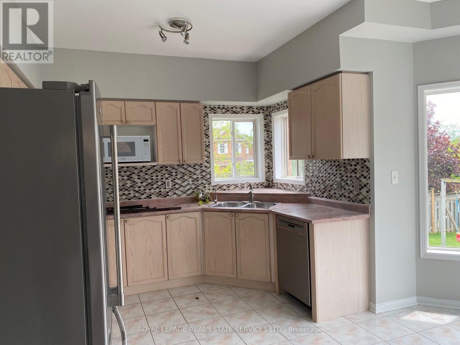 2362 Woodridge Way, Oakville, Ontario  L6H 6S3 - Photo 5 - W13634554