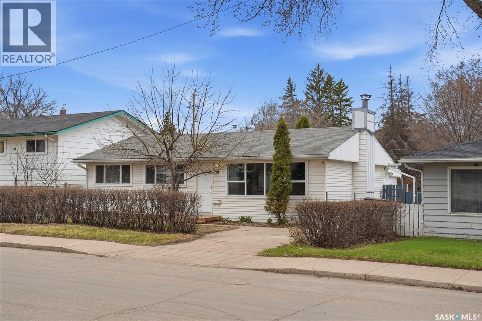 1721 E Avenue N, Saskatoon, Saskatchewan  S7L 1V3 - Photo 2 - SK044425