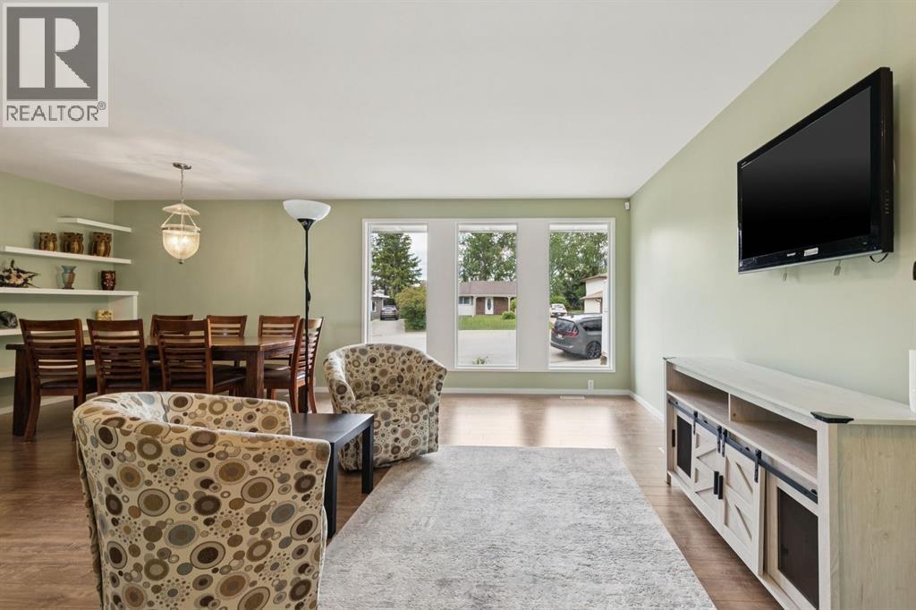 28 Cantrell Bay Sw, Calgary, Alberta  T2W 2C2 - Photo 5 - A2319747