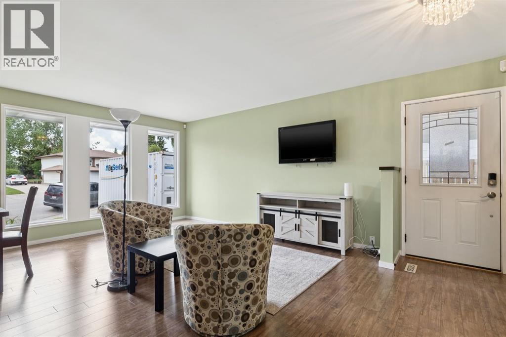 28 Cantrell Bay Sw, Calgary, Alberta  T2W 2C2 - Photo 4 - A2319747
