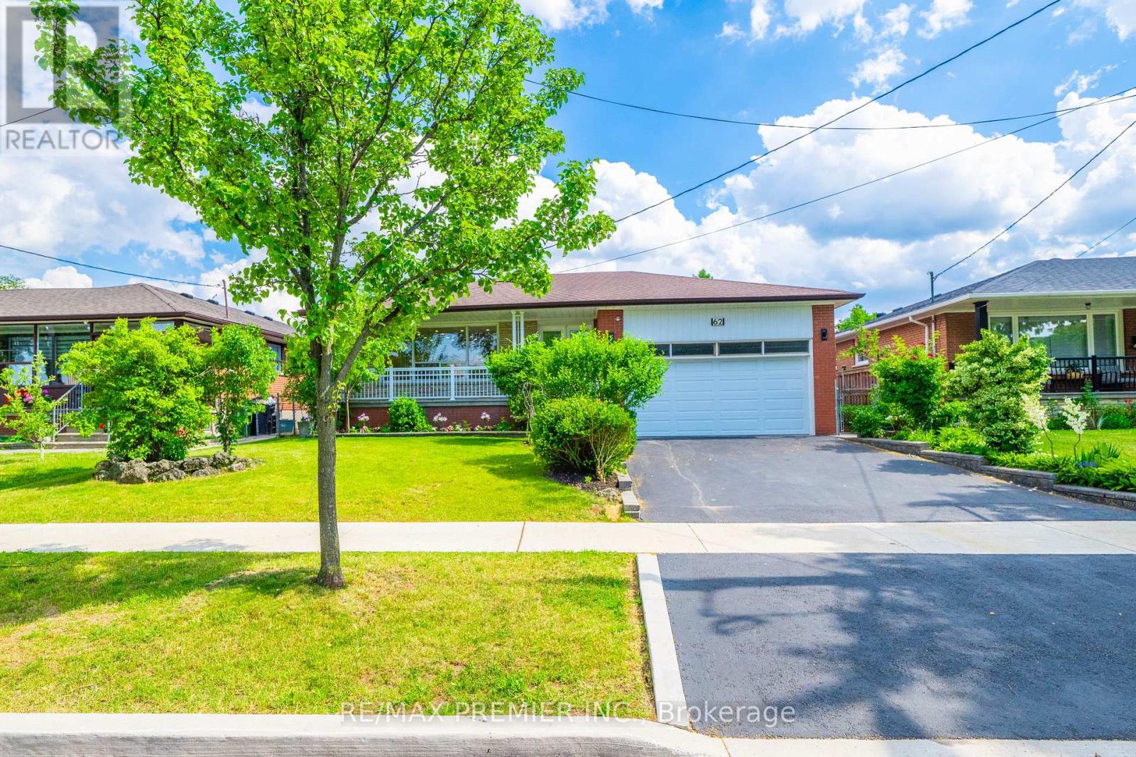 <div class="slider-price">$1,488,000</div><p>62 Keegan Crescent, Toronto, Ontario</p>