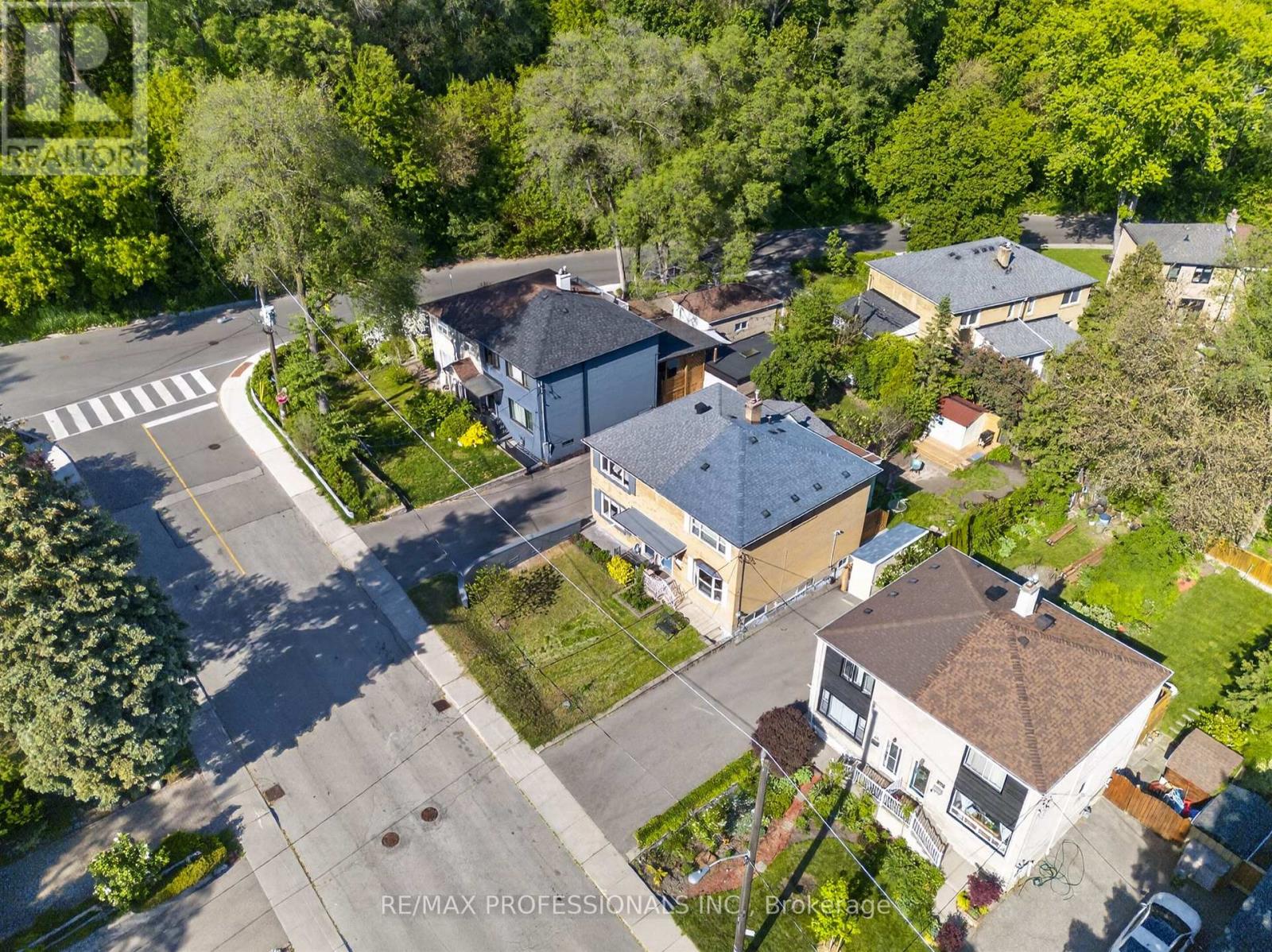 <div class="slider-price">$1,169,000</div><p>69 Skylark Road, Toronto, Ontario</p>