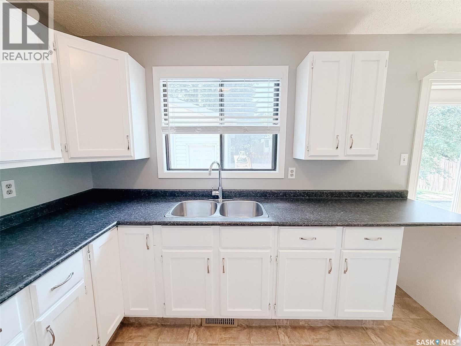 1026 Kingsmere Boulevard, Saskatoon, Saskatchewan  S7J 4X6 - Photo 5 - SK044443