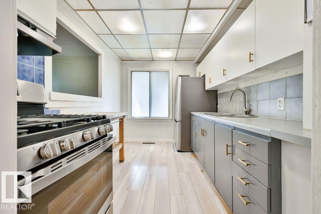 8318 80 AV NW, edmonton, Alberta