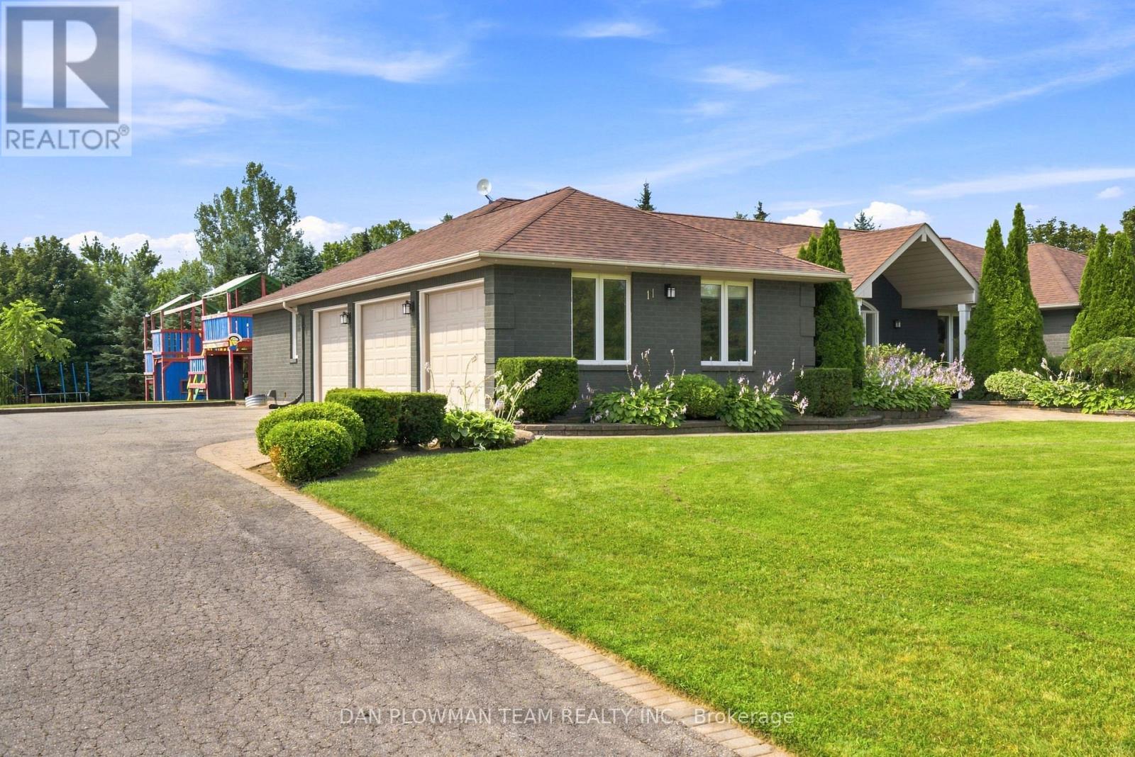 11 Steepleview Court, Oshawa, Ontario  L1H 0S6 - Photo 2 - E13635052