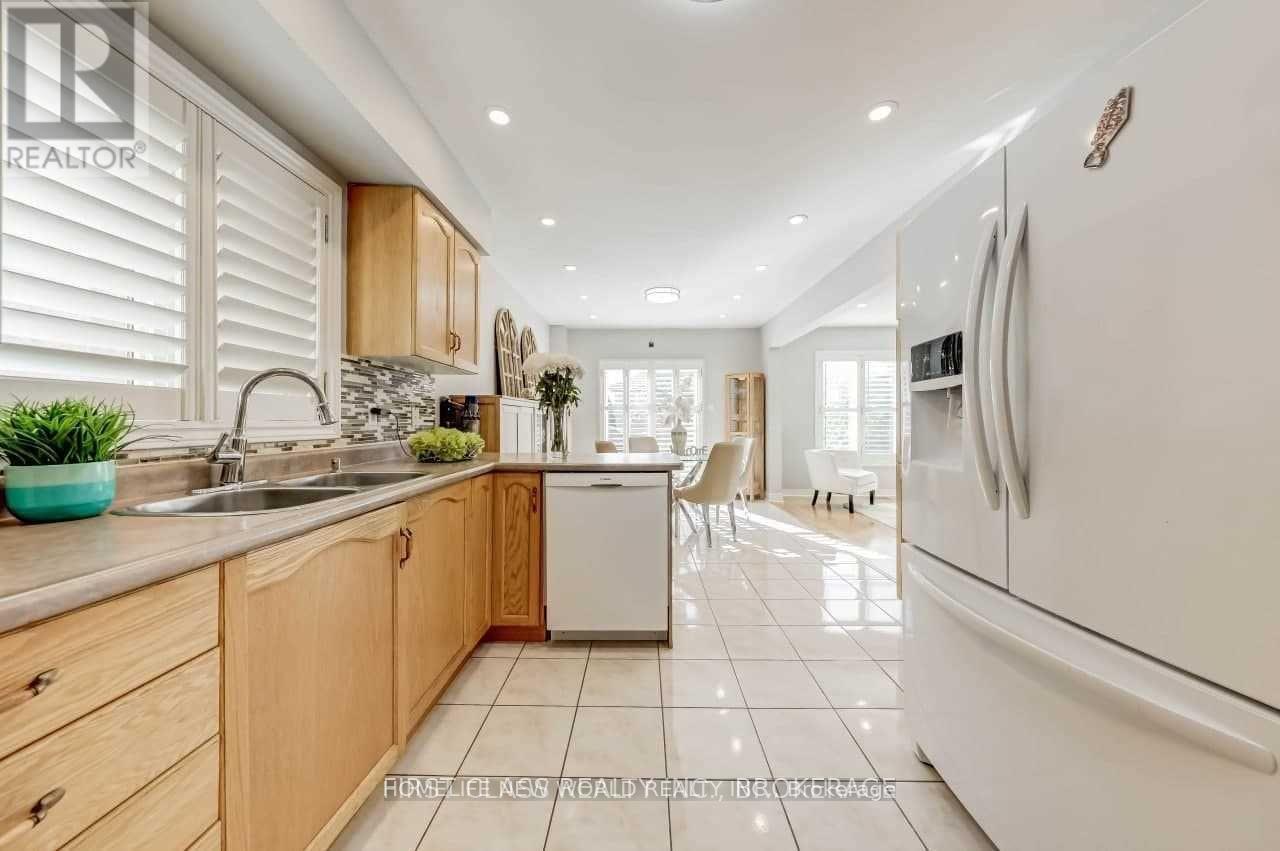 17 Zippora Drive, Richmond Hill, Ontario  L4S 2M6 - Photo 4 - N13635040