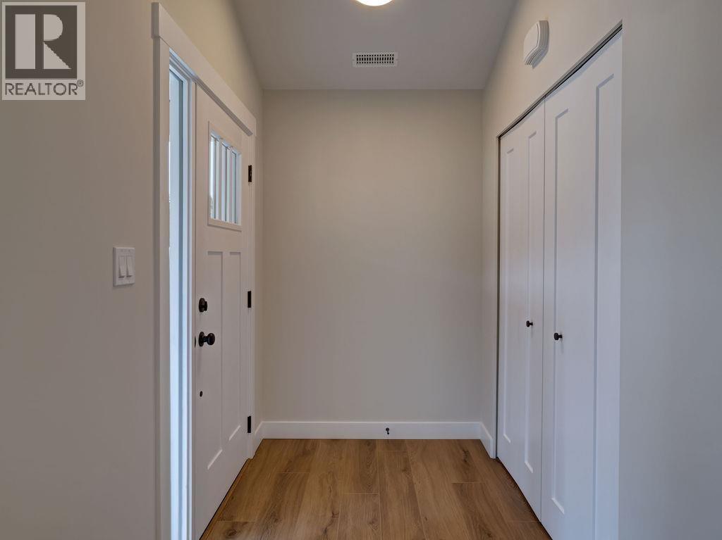 1051 Celia Crescent, Gibsons, British Columbia  V0N 1V7 - Photo 5 - R3118439