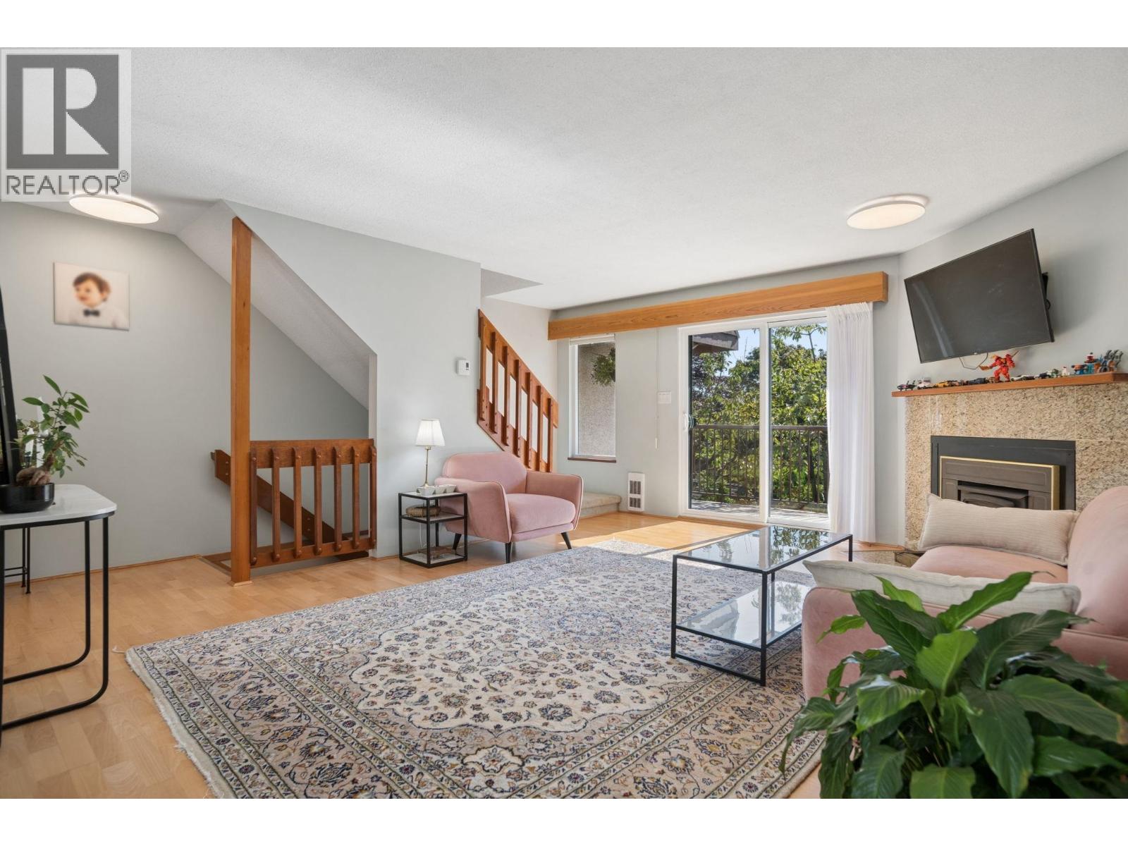 4 220 W 16TH STREET, North Vancouver, British Columbia