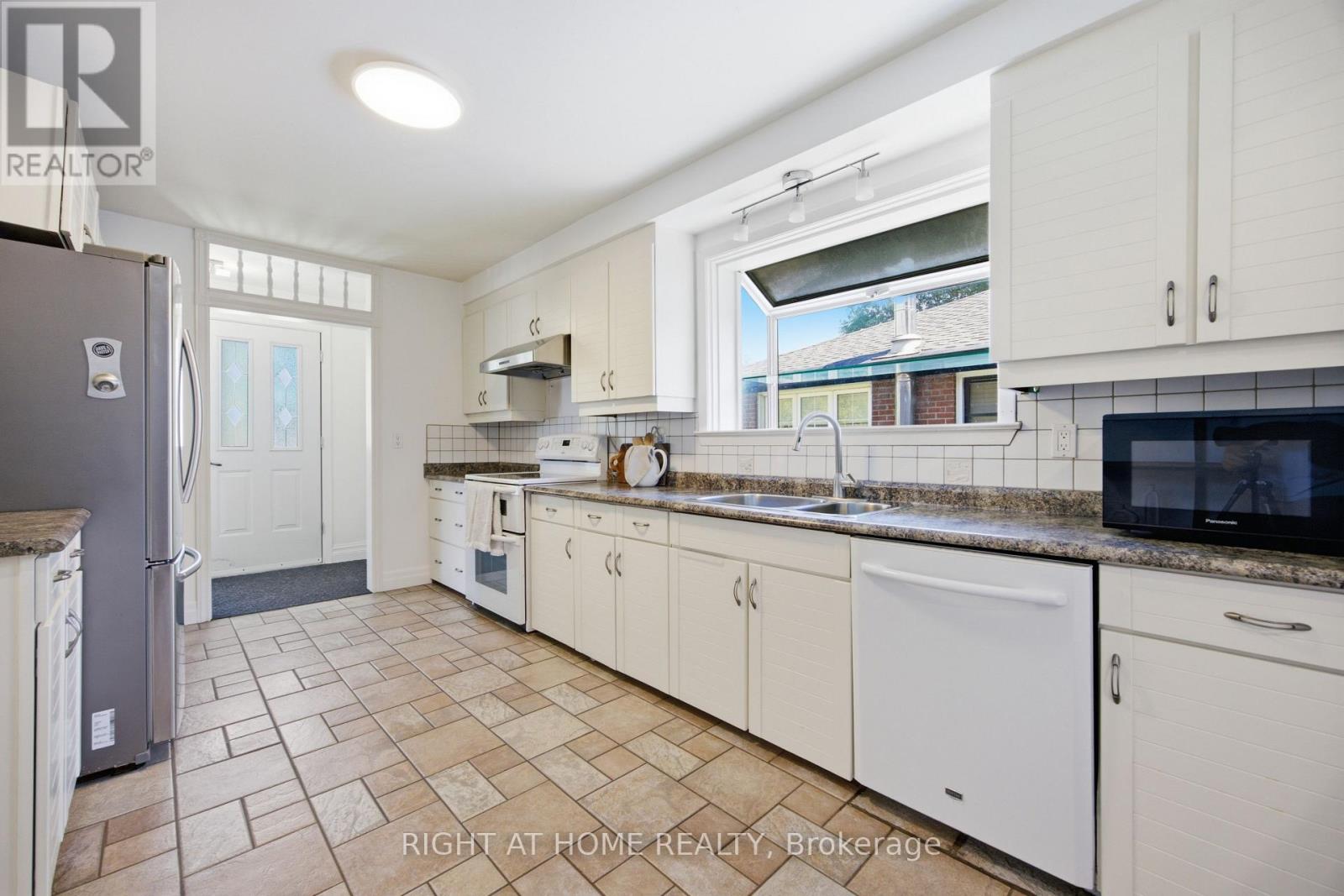 45 Faversham Crescent, Toronto, Ontario  M9C 3X7 - Photo 12 - W13634818